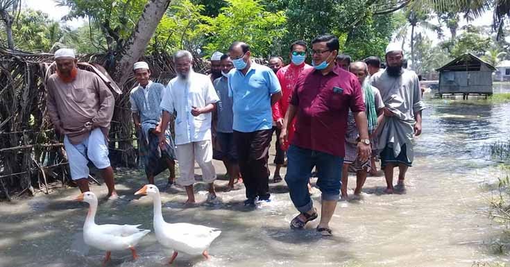 তালায় জলাবদ্ধ কয়েকটি গ্রাম পরিদর্শন করেন এমপি মুস্তফা লুৎফুল্লাহ