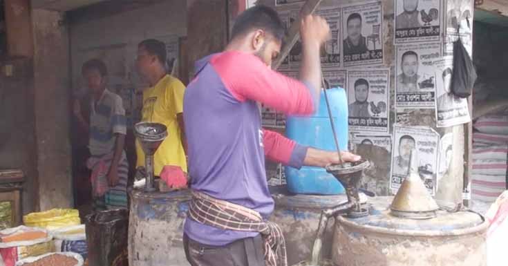 সাতক্ষীরার বাজারে ভোজ্য তেলের অস্বাভাবিক দাম বৃদ্ধি পাওয়ায় বিপাকে সাধারণ ক্রেতা