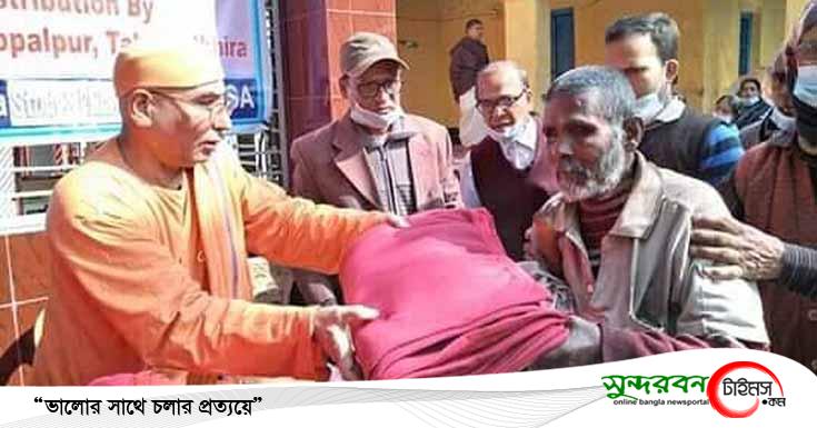 তালায় রামকৃষ্ণ মিশন যশোরের পক্ষ থেকে কম্বল বিতরণ