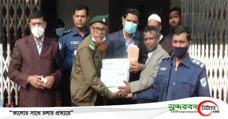 সাতক্ষীরায় কাল ভোট, কেন্দ্রে পৌছালো ইভিএম সরঞ্জাম