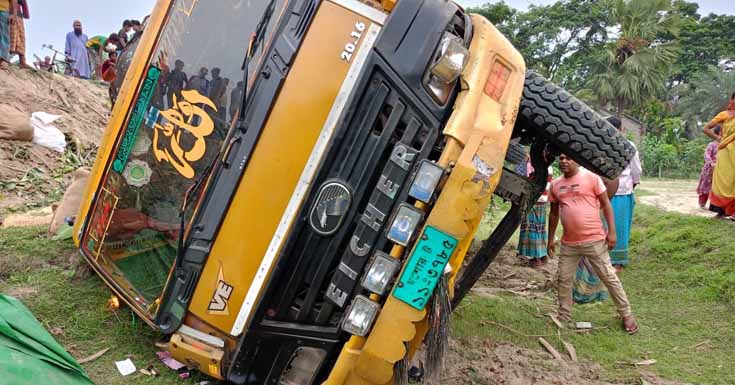 তালায় ট্রাক উল্টে ২ শ্রমিক নিহত, আহত ৭