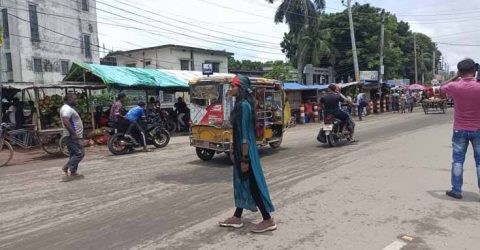 সাতক্ষীরায় ট্রাফিক পুলিশের ভূমিকায় শিক্ষার্থীরা, স্বস্তিতে সাধারণ মানুষ