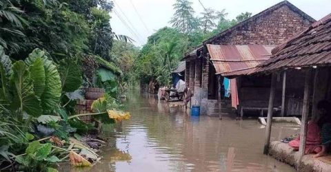 সাতক্ষীরায় ৭০ গ্রাম প্লাবিত, পানিবন্ধি হয়ে পড়েছে ৩০ হাজার পরিবার