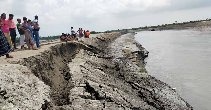 পাইকগাছার কপোতাক্ষের বাঁধে ভয়াবহ ভাঙ্গন: ঝুঁকিতে এলাকাবাসী