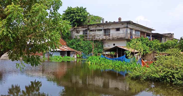 বেতনা নদীর বাঁধ ভেঙে ও অতিবৃষ্টিতে সাতক্ষীরা জেলায় ৮০টি গ্রাম প্লাবিত