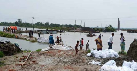 সাতক্ষীরায় টানা বৃষ্টিতে জনজীবন বিপর্যস্ত